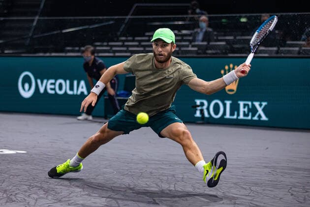Paris, France le 2 novembre 2020 - Le Francais Corentin MOUTET joue une balle contre l Italien Salvatore CARUSO lors du premier tour de match de tennis en simple masculin au premier jour du tournoi de tennis en salle ATP, Tennis Herren World Tour Masters 1000 - Paris Masters (Paris Bercy) - a l Arena AccorHotels. Corentin MOUTET of France plays a return against Salvatore CARUSO of Italy during their men s singles first round tennis match on day 1 at the ATP World Tour Masters 1000 - Paris Masters (Paris Bercy) - indoor tennis tournament at The AccorHotels Arena in Paris on November 2, 2020.  Copyright: xAurelienxMorissardx