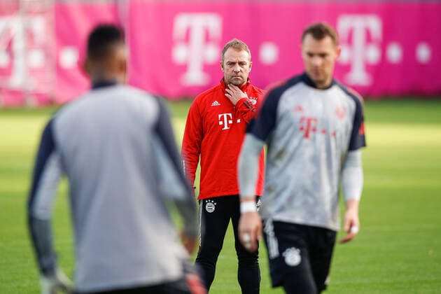 !Achtung Poolfoto! Hans Dieter Flick (Hansi ,Trainer Bayern Muenchen) beobachtet Jerome BOATENG (Bayern Muenchen) und Manuel NEUER (Torwart Bayern Muenchen). Abschlusstraining vor dem CL Spiel FC Salzburg-FC Bayern Muenchen Fussball Champions League,Gruppe A, Gruppenphase,3.Spieltag, am 02.11.2020. DFL REGULATIONS PROHIBIT ANY USE OF PHOTOGRAPHS AS IMAGE SEQUENCES AND OR QUASI-VIDEO. Foto:Marco Donato FC Bayern Muenchen via SVEN SIMON