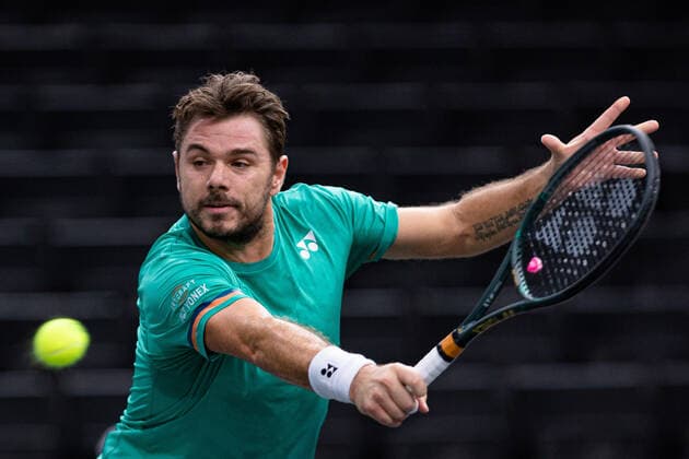 Paris, France le 3 novembre 2020 - Le Suisse Stan WAWRINKA joue une balle contre le Britannique Daniel EVANS lors du premier tour de match de tennis en simple masculin au premier jour du tournoi de tennis en salle ATP, Tennis Herren World Tour Masters 1000 - Paris Masters (Paris Bercy) - a l Arena AccorHotels. Stan WAWRINKA of Switzerland plays a return against Daniel EVANS of Great Britain during their men s singles first round tennis match on day 1 at the ATP World Tour Masters 1000 - Paris Masters (Paris Bercy) - indoor tennis tournament at The AccorHotels Arena in Paris on November 2, 2020.  Copyright: xAurelienxMorissardx