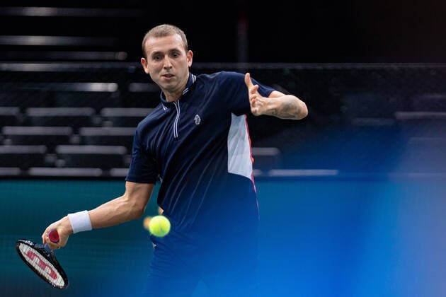 Paris, France le 3 novembre 2020 - Le Britannique Daniel EVANS joue une balle contre le Suisse Stan WAWRINKA lors du premier tour de match de tennis en simple masculin au premier jour du tournoi de tennis en salle ATP, Tennis Herren World Tour Masters 1000 - Paris Masters (Paris Bercy) - a l Arena AccorHotels. Daniel EVANS of Great Britain plays a return against Stan WAWRINKA of Switzerland during their men s singles first round tennis match on day 1 at the ATP World Tour Masters 1000 - Paris Masters (Paris Bercy) - indoor tennis tournament at The AccorHotels Arena in Paris on November 2, 2020.  Copyright: xAurelienxMorissardx