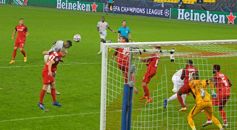 03.11.2020, Fussball Championsleague 2020 2021, Gruppenphase Vorrunde, 3. Spieltag, RB Salzburg - FC Bayern München, in der Red Bull Arena Salzburg. Torschuss zum 3:2 von Jerome Boateng (li, FC Bayern München) per Kopfball. re: Torwart Cican Stankovic (RB Salzburg) ohne Chance