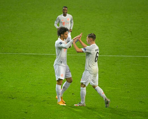 03.11.2020, Fussball Championsleague 2020 2021, Gruppenphase Vorrunde, 3. Spieltag, RB Salzburg - FC Bayern München, in der Red Bull Arena Salzburg. Torjubel v.li: Leroy Sane (Bayern München) mit Joshua Kimmich (FC Bayern München)