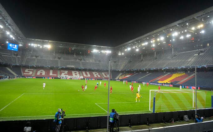 03.11.2020, Fussball Championsleague 2020 2021, Gruppenphase Vorrunde, 3. Spieltag, RB Salzburg - FC Bayern München, in der Red Bull Arena Salzburg. Transparent im leeren Fanblock: Pray for Vienna in Gedenken an die Opfer des Terroranschlages in Wien.