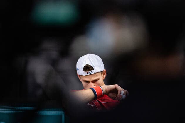 Paris, France le 4 novembre 2020 - L Argentin Diego SCHWATRZMAN reagit contre le Francais Richard GASQUET lors du deuxieme tour de match de tennis en simple masculin au troisieme jour du tournoi de tennis en salle ATP, Tennis Herren World Tour Masters 1000 - Paris Masters (Paris Bercy) - a l Arena AccorHotels. Reaction of Diego SWCHARTZMAN of Argentina plays a return against Richard GASQUET of France during their men s singles second round tennis match on day 3 at the ATP World Tour Masters 1000 - Paris Masters (Paris Bercy) - indoor tennis tournament at The AccorHotels Arena in Paris on November 4, 2020.  Copyright: xAurelienxMorissardx