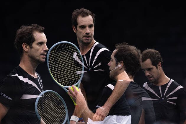 Paris, France le 4 novembre 2020 - Le Francais Richard GASQUET contre l Argentin Diego SCHWATRZMAN lors du deuxieme tour de match de tennis en simple masculin au troisieme jour du tournoi de tennis en salle ATP, Tennis Herren World Tour Masters 1000 - Paris Masters (Paris Bercy) - a l Arena AccorHotels. Richard GASQUET of France against Diego SCHWARTZMAN of Argentina during their men s singles second round tennis match on day 3 at the ATP World Tour Masters 1000 - Paris Masters (Paris Bercy) - indoor tennis tournament at The AccorHotels Arena in Paris on November 4, 2020.  Copyright: xAurelienxMorissardx