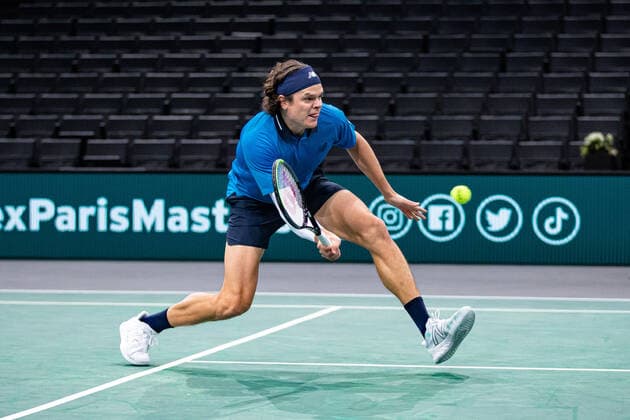 Paris, France le 4 novembre 2020 - Le Canadien Milos RAONIC joue une balle contre le Francais Pierre Hugues HERBERT lors du deuxieme tour de match de tennis en simple masculin au troisieme jour du tournoi de tennis en salle ATP, Tennis Herren World Tour Masters 1000 - Paris Masters (Paris Bercy) - a l Arena AccorHotels. Milos RAONIC of Canada plays a return against Pierre Hugues HERBET of France during their men s singles second round tennis match on day 3 at the ATP World Tour Masters 1000 - Paris Masters (Paris Bercy) - indoor tennis tournament at The AccorHotels Arena in Paris on November 4, 2020.  Copyright: xAurelienxMorissardx