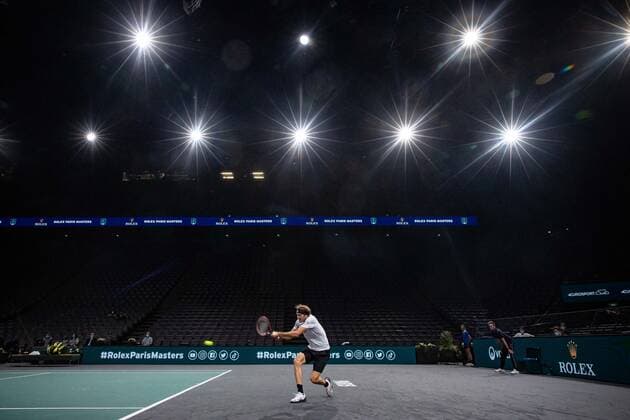 Paris, France le 4 novembre 2020 - L Allemand Alexander ZVEREV joue une balle contre le Serbe Miomir KECMANOVIC lors du deuxieme tour de match de tennis en simple masculin au troisieme jour du tournoi de tennis en salle ATP, Tennis Herren World Tour Masters 1000 - Paris Masters (Paris Bercy) - a l Arena AccorHotels. Alexander ZVEREV of Germany plays a return against Miomir KECMANOVIC of Serbia during their men s singles second round tennis match on day 3 at the ATP World Tour Masters 1000 - Paris Masters (Paris Bercy) - indoor tennis tournament at The AccorHotels Arena in Paris on November 4, 2020.  Copyright: xAurelienxMorissardx