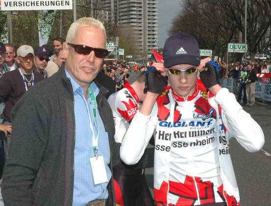 Radsportidol Didi Thurau, auf unserem Bild mit Sohn Björn, auch bereits ein erfolgreicher Nachwuchsfahrer. Aufn. 21.04.2004 in Köln.