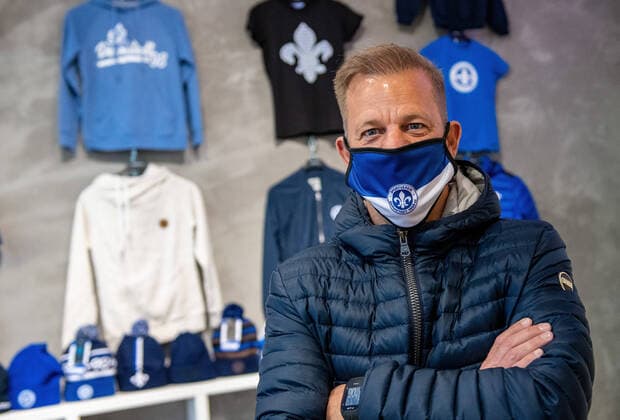 Bilder des Jahres 2020, Sport 11 November Sport Themen der Woche KW45 Sport Bilder des Tages 05.11.2020, xfux, Fussball 2.Bundesliga, SV Darmstadt 98 Eroeffnung des neuen Fanshops City am Friedensplatz 4 in Darmstadt, deloka, emonline, emspor, v.l. Trainer Markus Anfang (SV Darmstadt 98) im neuen Fanshop mit einem Mund und Nasen Schutz, eine Maske, Mundschutz, Gesichtsmaske, Mund-und-Nasen-Schutz wegen dem Coronavirus mit dem Logo des SV Darmstadt 98 Darmstadt *** 05 11 2020, xfux, Fussball 2 Bundesliga, SV Darmstadt 98 Opening of the new fan shop City at Friedensplatz 4 in Darmstadt, deloka, emonline, emspor, v l Trainer Markus Anfang SV Darmstadt 98 in the new fan shop with a mouth and nose protection, a mask, mouth protection, face mask, mouth and nose protection because of the corona virus with the logo of SV Darmstadt 98 Darmstadt