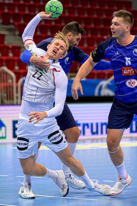 Düsseldorf, Deutschland 05. November 2020: Männer EHF EM 2022 Qualifikation, Gruppe 2, Deutschland vs. Bosnien-Herzegowina Marian Michalczik (Deutschland GWD Minden), Nikola Prce (Bosnien Herzegowina), Gafar Hadziomerovic (Bosnien Herzegowina) Düsseldorf ISS Dome Nordrhein-Westfalen Deutschland