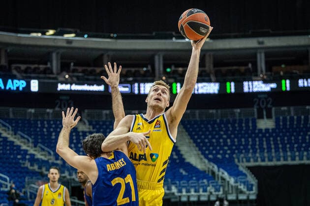 Bilder des Jahres 2020, Sport 11 November Sport Themen der Woche KW45 Basketball Berlin 05.11.2020 Saison 2020 2021 Euroleague Regular Season Alba Berlin - FC Barcelona, Barca Niels Giffey (Alba Berlin, No.05) Alex Abrines (Barcelona, No.21) *** Basketball Berlin 05 11 2020 Season 2020 2021 Euroleague Regular Season Alba Berlin FC Barcelona Niels Giffey Alba Berlin, No 05 Alex Abrines Barcelona, No 21