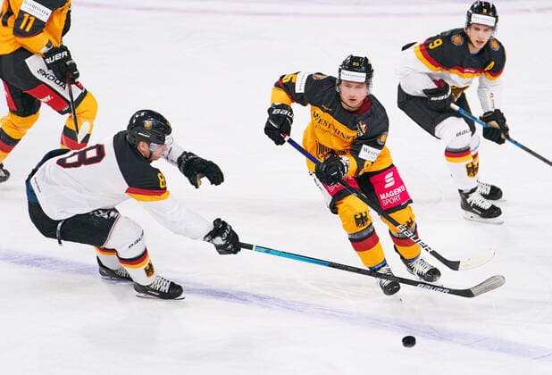 Bilder des Jahres 2020, Sport 11 November Sport Themen der Woche KW45 Sport Bilder des Tages Marcel BRANDT, DEB 85 compete, fight for the puck against Samuel SORAMIES, DEB PEKING Nr. 8 in the match GERMANY - DEB TOP TEAM PEKING DEB Ice hockey, Eishockey DEUTSCHLAND CUP in Krefeld, Germany, November 5, 2020, Season 2020 2021,