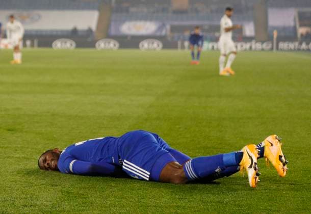 Bilder des Jahres 2020, Sport 11 November Sport Themen der Woche KW45 Sport Bilder des Tages Kelechi Iheanacho of Leicester City lies injured during the UEFA Europa League match at the King Power Stadium, Leicester. Picture date: 5th November 2020. Picture credit should read: Darren Staples Sportimage EDITORIAL USE ONLY. No use with unauthorised audio, video, data, fixture lists, club league logos or live services. Online in-match use limited to 120 images, no video emulation. No use in betting, games or single club league player publications. SPI-0746-0016