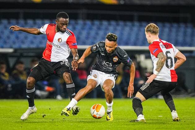 Sport Bilder des Tages ROTTERDAM - (lr) Lutsharel Geertruida of Feyenoord, Chidera Ejuke of CSKA Moscow, Mark Diemers or Feyenoord during the UEFA Europa League match in group K between Feyenoord and CSKA Moscow in De Kuip on November 05, 2020 in Rotterdam, The Netherlands. TOM BODE UEFA Europa League 2020 2021 xVIxANPxSportx xTomxBodexMultimediaxIVx