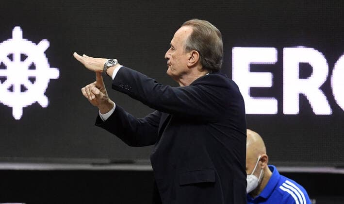Aito Garcia Reneses (Trainer ALBA), deutet eine Auszeit an ALBA Berlin - FC Barcelona, Barca Basketball Basketball, Turkish Airlines Euroleague, Gruppenphase, Vorrunde, Herren, Männer, Maenner, men, Saison 2020 2021 Berlin, 5.11.2020 Mercedes-Benz Arena