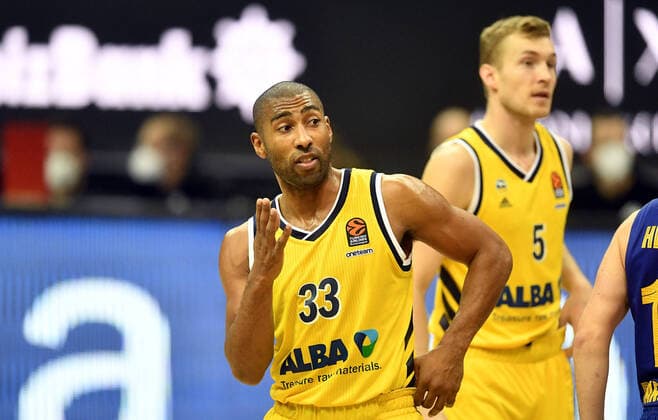 Jayson Granger (ALBA), enttäuscht, hinrten Niels Giffey (ALBA), ALBA Berlin - FC Barcelona, Barca Basketball Basketball, Turkish Airlines Euroleague, Gruppenphase, Vorrunde, Herren, Männer, Maenner, men, Saison 2020 2021 Berlin, 5.11.2020 Mercedes-Benz Arena