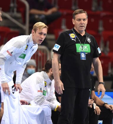 Handball-Länderspiel: Deutschland - Bosnien-Herzegowina 05.11.2020 in Düsseldorf. Bundestrainer Alfred Gislason (Deut.) am Spielfeldrand. Links: Marian Michalczik.