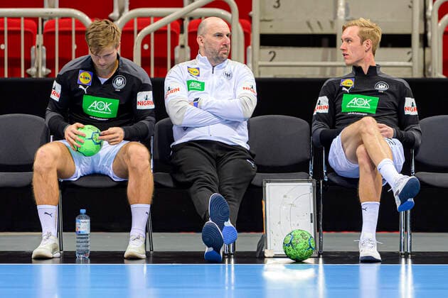 Düsseldorf, Deutschland 05. November 2020: Männer EHF EM 2022 Qualifikation, Gruppe 2, Deutschland vs. Bosnien-Herzegowina v.li. Franz Semper (Deutschland SG Flensburg-Handewitt), Co-Trainer Erik Wudtke (Deutschland), Marian Michalczik (Deutschland Fuechse Berlin) Düsseldorf ISS Dome Nordrhein-Westfalen Deutschland