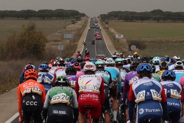 The pack of riders in action during the 16th stage of the Spanish Cycling Vuelta, a 162km race from Salamanca to Ciudad Rodrigo, Salamanca, in Spain, 06 November 2020. 16th stage of the Spanish cycling Vuelta !ACHTUNG: NUR REDAKTIONELLE NUTZUNG!  Copyright: xKikoxHuescax GRAF5174 20201106-637402665841103481