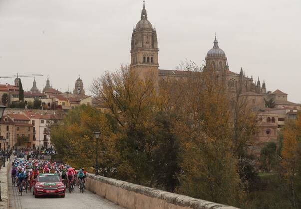 Cyclists in action during the 16th stage of the Spanish Cycling Vuelta, a 162km race from Salamanca to Ciudad Rodrigo, Salamanca, in Spain, 06 November 2020. 16th stage of the Spanish cycling Vuelta !ACHTUNG: NUR REDAKTIONELLE NUTZUNG!  Copyright: xKikoxHuescax GRAF5150 0106031687st