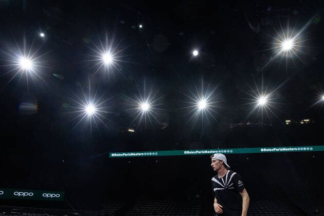 Paris, France le 6 novembre 2020 - Le Francais Ugo HUMBERT contre le Canadien Milos RAONIC lors du Quart de finale de tennis en simple masculin au cinquieme jour du tournoi de tennis en salle ATP, Tennis Herren World Tour Masters 1000 - Paris Masters (Paris Bercy) - a l Arena AccorHotels. Ugo HUMBERT of France against Milos RAONIC of Canada during their Quarter Final men s singles tennis match on day 5 at the ATP World Tour Masters 1000 - Paris Masters (Paris Bercy) - indoor tennis tournament at The AccorHotels Arena in Paris on November 6, 2020.  Copyright: xAurelienxMorissardx