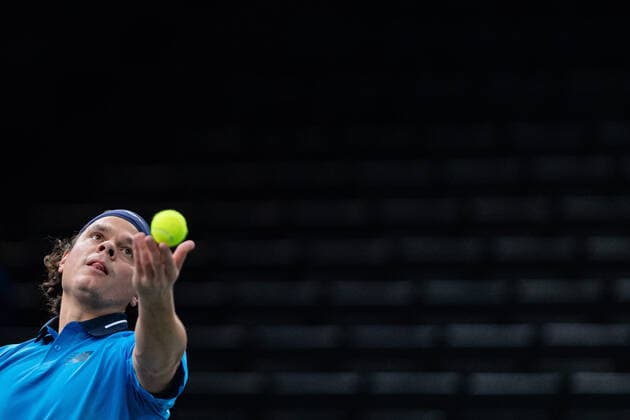 Paris, France le 6 novembre 2020 - Le Canadien Milos RAONIC contre le Francais Ugo HUMBERT lors du Quart de finale de tennis en simple masculin au cinquieme jour du tournoi de tennis en salle ATP, Tennis Herren World Tour Masters 1000 - Paris Masters (Paris Bercy) - a l Arena AccorHotels. Milos RAONIC of Canada against Ugo HUMBERT of France during their Quarter Final men s singles tennis match on day 5 at the ATP World Tour Masters 1000 - Paris Masters (Paris Bercy) - indoor tennis tournament at The AccorHotels Arena in Paris on November 6, 2020.  Copyright: xAurelienxMorissardx