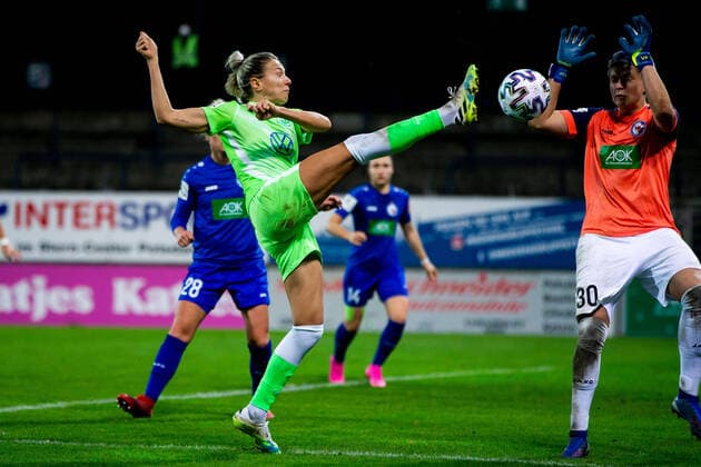 Bilder des Jahres 2020, Sport 11 November Sport Themen der Woche KW45 Sport Bilder des Tages xfrx, 06.11.2020, Fußball, 1.Frauenbundesliga, Punktspiel, 1.FFC Turbine Potsdam - VfL Wolfsburg, Karl-Liebknecht-Stadion im Bild: v.l. Zsanett Jakabfi (VfL Wolfsburg),Vanessa Fischer (1.FFC Turbine Potsdam) Babelsberg *** xfrx, 06 11 2020, football, 1 womens Bundesliga, points game, 1 FFC Turbine Potsdam VfL Wolfsburg, Karl Liebknecht Stadium in picture from l Zsanett Jakabfi VfL Wolfsburg ,Vanessa Fischer 1 FFC Turbine Potsdam Babelsberg
