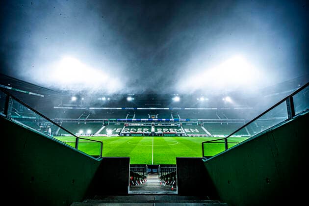 Fußball: 1. Bundesliga, Saison 2020 2021, 7. Spieltag, SV Werder Bremen - 1. FC Köln am 07.11.2020 im Weserstadion in Bremen. Die Zuschauertribüne im Weserstadion liegen mystisch im Nebel. DFL REGULATIONS PROHIBIT ANY USE OF PHOTOGRAPHS AS IMAGE SEQUENCES AND OR QUASI-VIDEO. Copyright: xNeundorf Kirchnerx