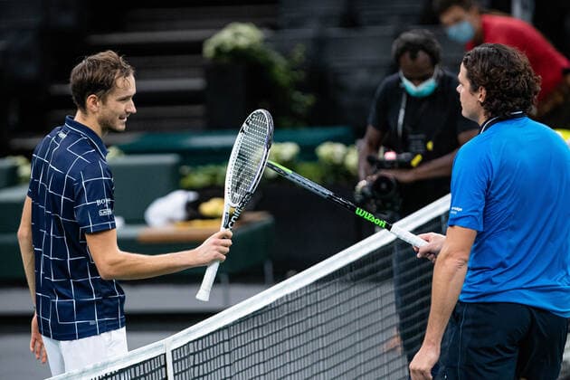 Paris, France le 7 novembre 2020 - Le Russe Daniil MEDVEDEV contre le Canadien Milos RAONIC lors de la demi-finale de tennis en simple masculin au cinquieme jour du tournoi de tennis en salle ATP, Tennis Herren World Tour Masters 1000 - Paris Masters (Paris Bercy) - a l Arena AccorHotels. Daniil MEDVEDEV of Russia against Milos RAONIC of Canada during their Semi Final men s singles tennis match on day 5 at the ATP World Tour Masters 1000 - Paris Masters (Paris Bercy) - indoor tennis tournament at The AccorHotels Arena in Paris on November 7, 2020.  Copyright: xAurelienxMorissardx