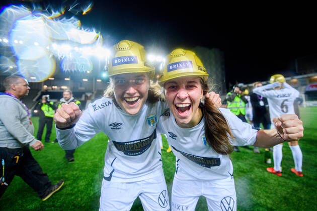 Bilder des Jahres 2020, Sport 11 November Sport Themen der Woche KW45 Sport Bilder des Tages 201107 Göteborgs Julia Zigiotti Olme och Filippa Angeldahl jublar efter fotbollsmatchen i Damallsvenskan mellan Linköping och Kopparbergs Göteborg den 7 november 2020 i Linköping. *** 201107 Gothenburgs Julia Zigiotti Olme and Filippa Angeldahl cheer after the football match in the Damallsvenskan between Linköping and Kopparbergs Gothenburg on November 7, 2020 in Linköping,  Copyright: MAXIMxTHORE BB201107BB676