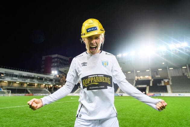 201107 Göteborgs Rebecka Blomqvist jublar över SM-guldet efter fotbollsmatchen i Damallsvenskan mellan Linköping och Kopparbergs Göteborg den 7 november 2020 i Linköping. Copyright: MAXIMxTHORE BB201107BB827