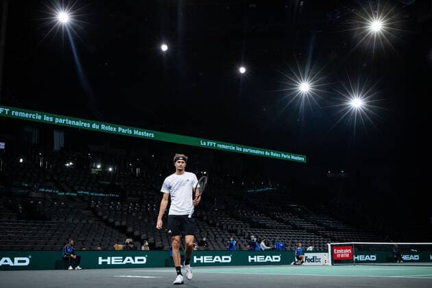Paris, France le 7 novembre 2020 - L Allemand Alexander ZVEREV contre l Espagnol Rafael NADAL lors de la demi-finale de tennis en simple masculin au cinquieme jour du tournoi de tennis en salle ATP, Tennis Herren World Tour Masters 1000 - Paris Masters (Paris Bercy) - a l Arena AccorHotels. Alexander ZVEREV of Germany against Rafael NADAL of Spain during their Semi Final men s singles tennis match on day 5 at the ATP World Tour Masters 1000 - Paris Masters (Paris Bercy) - indoor tennis tournament at The AccorHotels Arena in Paris on November 7, 2020.  Copyright: xAurelienxMorissardx