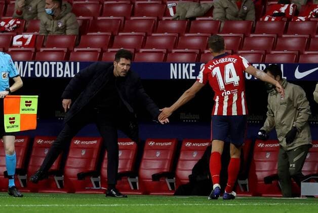 Atletico Madrid s head coach Diego Pablo Cholo Simeone (L) congratulates midfielder Marcos Llorente (R) during the Spanish LaLiga soccer match between Atletico Madrid and Cadiz CF held at Wanda Metropolitano stadium in Madrid, central Spain, 07 November 2020. Atletico Madrid vs Cadiz CF !ACHTUNG: NUR REDAKTIONELLE NUTZUNG!  Copyright: xJuanJoxMartinx GRAF6013 20201107-637403842381687932