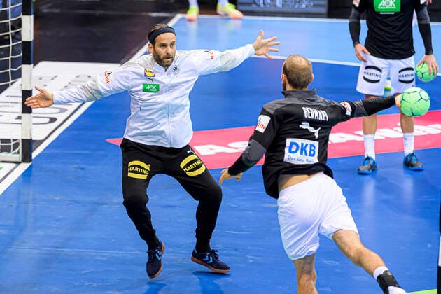 Düsseldorf, Deutschland 05. November 2020: Männer EHF EM 2022 Qualifikation, Gruppe 2, Deutschland vs. Bosnien-Herzegowina Torhueter Silvio Heinevetter (Deutschland MT Melsungen), Marcel Schiller (Deutschland FrischAuf Goeppingen) Düsseldorf ISS Dome Nordrhein-Westfalen Deutschland