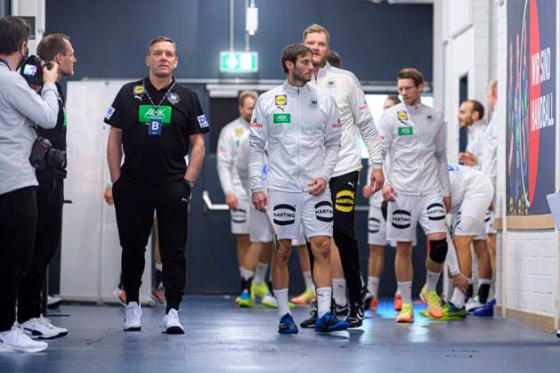 Düsseldorf, Deutschland 05. November 2020: Männer EHF EM 2022 Qualifikation, Gruppe 2, Deutschland vs. Bosnien-Herzegowina Trainer Alfred Gislason (Deutschland), Uwe Gensheimer (Deutschland Rhein-Neckar Loewen) Düsseldorf ISS Dome Nordrhein-Westfalen Deutschland