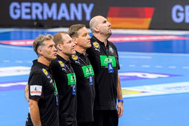 Düsseldorf, Deutschland 05. November 2020: Männer EHF EM 2022 Qualifikation, Gruppe 2, Deutschland vs. Bosnien-Herzegowina v.li. Physiotherapeut Peter Gräschus, Torwarttrainer MAttias Andersson (Deutschland), Trainer Alfred Gislason (Deutschland), Co-Trainer Erik Wudtke (Deutschland) Düsseldorf ISS Dome Nordrhein-Westfalen Deutschland