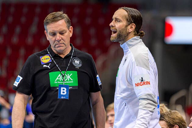 Düsseldorf, Deutschland 05. November 2020: Männer EHF EM 2022 Qualifikation, Gruppe 2, Deutschland vs. Bosnien-Herzegowina v.li. Trainer Alfred Gislason (Deutschland), Torhueter Silvio Heinevetter (Deutschland MT Melsungen) Düsseldorf ISS Dome Nordrhein-Westfalen Deutschland