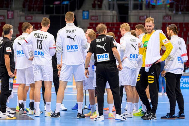 Düsseldorf, Deutschland 05. November 2020: Männer EHF EM 2022 Qualifikation, Gruppe 2, Deutschland vs. Bosnien-Herzegowina die Mannschaft von Deutschland in der Auszeit, Johannes Bitter (Deutschland TVB Stuttgart) Düsseldorf ISS Dome Nordrhein-Westfalen Deutschland