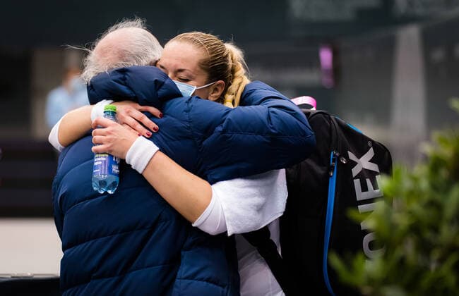 November 7, 2020, Linz, AUSTRIA: Sabine Lisicki of Germany celebrates with her father after winning the first qualifications round at the 2020 Upper Austria Ladies Linz WTA, Tennis Damen International tennis tournament against Bibiane Schoofs of the Netherlands Linz AUSTRIA - ZUMAa181 20201107_zaa_a181_303 Copyright: xRobxPrangex