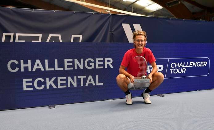 08.11.2020 - Tennis - ATP, Tennis Herren Challenger Tour - Challenger Eckental - Int. Deutsche Meisterschaften - Finale Einzel : Ramkumar Ramanathan ( IND ) - Sebastian Korda ( USA ) - - Sebastian KORDA ( USA ) mit Siegertropäe - vor Werbewand mit Schriftzug CHALLENGER ECKENTAL - ATP ChHALLENGER TOUR