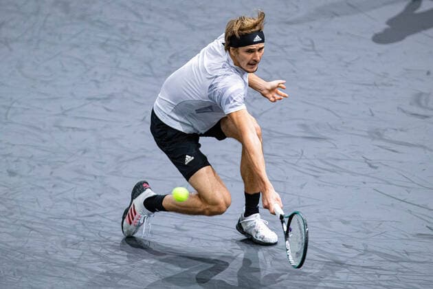 Paris, France le 8 novembre 2020 - L Allemand Alexander ZVEREV contre le Russe Daniil MEDVEDEV lors de la finale de tennis en simple masculin du tournoi de tennis en salle ATP, Tennis Herren World Tour Masters 1000 - Paris Masters (Paris Bercy) - a l Arena AccorHotels. Alexander ZVEREV of Germany against Daniil MEDVEDEV of Russia during their Final men s singles tennis match at the ATP World Tour Masters 1000 - Paris Masters (Paris Bercy) - indoor tennis tournament at The AccorHotels Arena in Paris on November 8, 2020.  Copyright: xAurelienxMorissardx