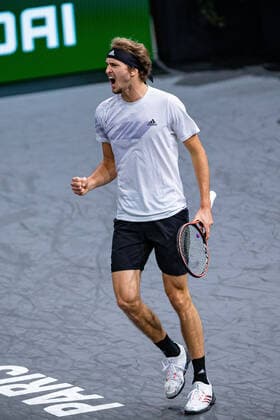 Paris, France le 8 novembre 2020 - L Allemand Alexander ZVEREV contre le Russe Daniil MEDVEDEV lors de la finale de tennis en simple masculin du tournoi de tennis en salle ATP, Tennis Herren World Tour Masters 1000 - Paris Masters (Paris Bercy) - a l Arena AccorHotels. Alexander ZVEREV of Germany against Daniil MEDVEDEV of Russia during their Final men s singles tennis match at the ATP World Tour Masters 1000 - Paris Masters (Paris Bercy) - indoor tennis tournament at The AccorHotels Arena in Paris on November 8, 2020.  Copyright: xAurelienxMorissardx