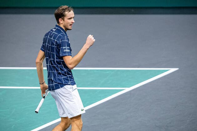 Paris, France le 8 novembre 2020 - Le Russe Daniil MEDVEDEV contre l Allemand Alexander ZVEREV lors de la finale de tennis en simple masculin du tournoi de tennis en salle ATP, Tennis Herren World Tour Masters 1000 - Paris Masters (Paris Bercy) - a l Arena AccorHotels. Daniil MEDVEDEV of Russia against Alexander ZVEREV of Germany during their Final men s singles tennis match at the ATP World Tour Masters 1000 - Paris Masters (Paris Bercy) - indoor tennis tournament at The AccorHotels Arena in Paris on November 8, 2020.  Copyright: xAurelienxMorissardx