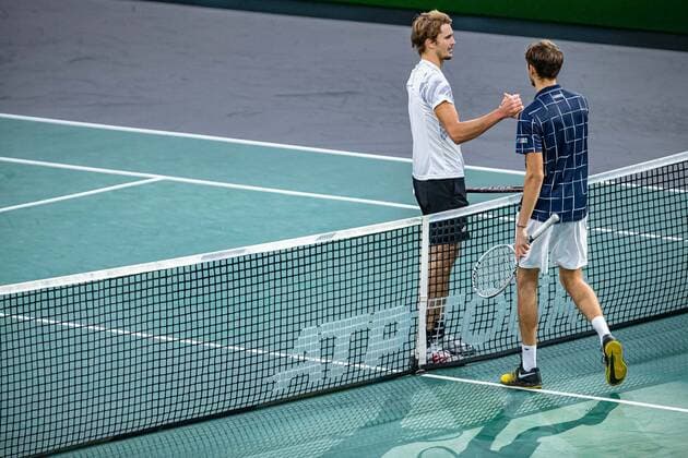 Paris, France le 8 novembre 2020 - Le Russe Daniil MEDVEDEV contre l Allemand Alexander ZVEREV lors de la finale de tennis en simple masculin du tournoi de tennis en salle ATP, Tennis Herren World Tour Masters 1000 - Paris Masters (Paris Bercy) - a l Arena AccorHotels. Daniil MEDVEDEV of Russia against Alexander ZVEREV of Germany during their Final men s singles tennis match at the ATP World Tour Masters 1000 - Paris Masters (Paris Bercy) - indoor tennis tournament at The AccorHotels Arena in Paris on November 8, 2020.  Copyright: xAurelienxMorissardx