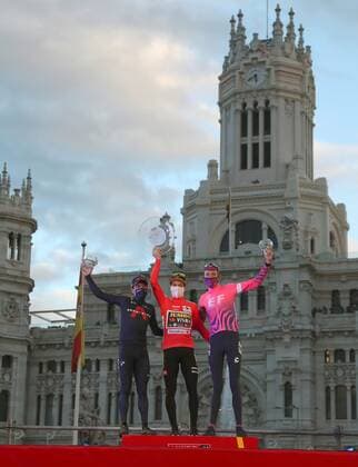 (L-R) Ecuadorian rider Richard Carapaz, of Ineos Grenadiers team, second place; Slovenian rider Primoz Roglic, of Jumbo-Visma team, first place; and British Hugh Carthy, of EF Pro Cycling, third place, celebrate on the podium following the final stage of the Vuelta a Espana 2020 cycling race, a 124.2 km race from La Zarzuela horse racecourse to Madrid, central Spain, 08 November 2020. Vuelta a Espana 2020 - Final stage !ACHTUNG: NUR REDAKTIONELLE NUTZUNG! Copyright: xKikoxHuescax GRAF6434 20201108-637404567888438268