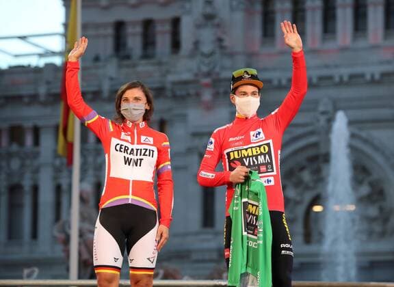 Slovenian rider Primoz Roglic (R), of Jumbo-Visma team, celebrates on the podium after winning the Vuelta a Espana 2020 cycling race, following the final stage, a 124.2 km race from La Zarzuela horse racecourse to Madrid, central Spain, 08 November 2020. Vuelta a Espana 2020 - Final stage !ACHTUNG: NUR REDAKTIONELLE NUTZUNG!  Copyright: xKikoxHuescax GRAF6423 20201108-637404568551944999