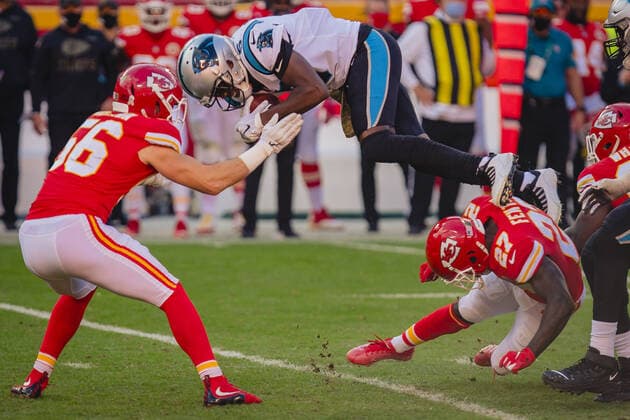 Bilder des Jahres 2020, Sport 11 November Sport Themen der Woche KW45 Kansas City Chiefs cornerback Rashad Fenton (27) and linebacker Ben Niemann (56) tackles Carolina Panthers quarterback Teddy Bridgewater (5) in the fourth quarter at Arrowhead Stadium in Kansas City on Sunday, November 8, 2020.  KCP2020118135 KYLExRIVAS