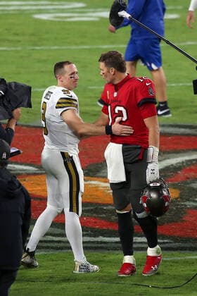 Bilder des Jahres 2020, Sport 11 November Sport Themen der Woche KW45 TAMPA, FL - NOVEMBER 08: Two of the greatest quarterbacks in NFL, American Football Herren, USA history Drew Brees (9) of the Saints and Tom Brady (12) of the Buccaneers share a few words of encouragement after the regular season game between the New Orleans Saints and the Tampa Bay Buccaneers on November 08, 2020 at Raymond James Stadium in Tampa, Florida. (Photo by Cliff Welch Icon Sportswire) NFL: NOV 08 Saints at Buccaneers Icon357201108002