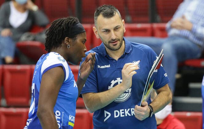Stuttgart , Volleyball Bundesliga Allianz MTV Stuttgart vs. SC Potsdam , von links: Krystal Rivers Giannis Athanasopoulos ( Trainer Stuttgart )