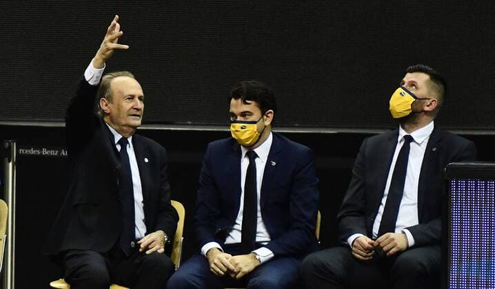 Aito Garcia Reneses (Trainer ALBA), Israel Gonzalez (Co-Trainer ALBA), Sebastian Trzcionka (Co-Trainer ALBA), auf der Trainerbank ALBA Berlin - Fraport Skyliners Frankfurt Basketball, easy Credit BBL , Herren, Maenner, Männer, men, Saison 2020 2021 Berlin, 8.11..2020, Mercedes-Benz Arena